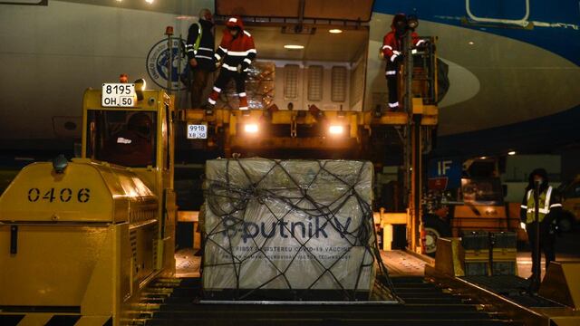 El avión de Aerolíneas Argentina llegó con 300.00 dosis de la vacuna Sputnik V.