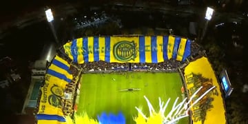 El imponente recibimiento de la hinchada de Rosario Central para el equipo en el partido ante Huracán. (Captura de TV)