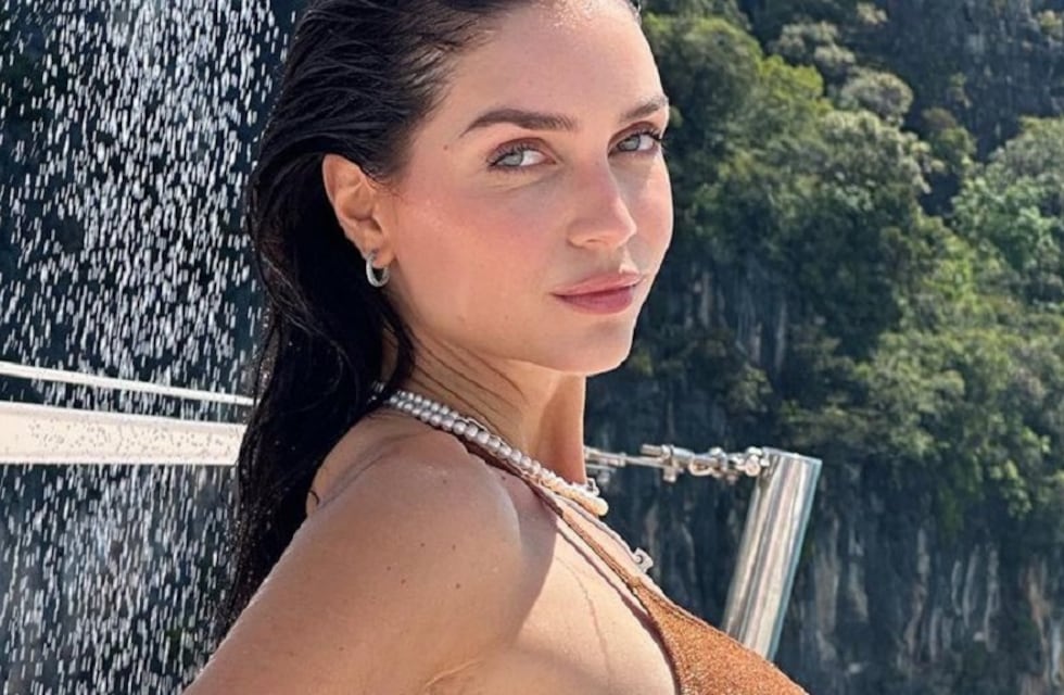 Zaira Nara posó de espaldas desde Ibiza con una microbikini roja que infartó a todos