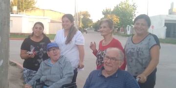 Abuelos del Hogar de Ancianos Juan XXIII de Arroyito repartieron huevos de pascua a vecinos.