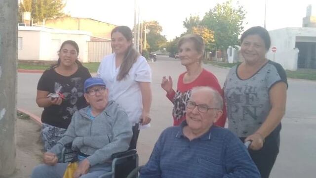 Abuelos del Hogar de Ancianos Juan XXIII de Arroyito repartieron huevos de pascua a vecinos.