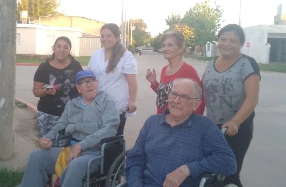 Abuelos del Hogar de Ancianos de Arroyito hicieron y repartieron huevos de pascua a los vecinos del barrio