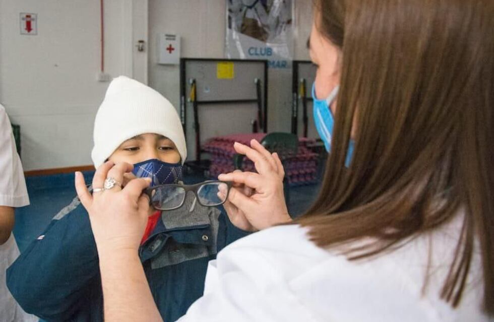 Nueva entrega de anteojos recetados a vecinos de Ushuaia