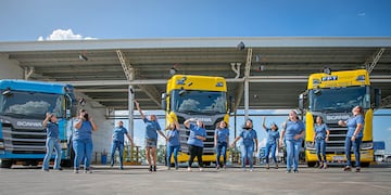 Las doce chicas finalistas del curso de camionera profesional dictado por la empresa Scania. Gentileza Silvio Serber