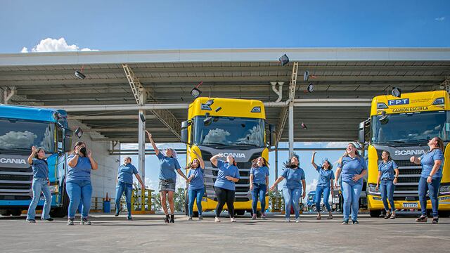 Las doce chicas finalistas del curso de camionera profesional dictado por la empresa Scania. Gentileza Silvio Serber
