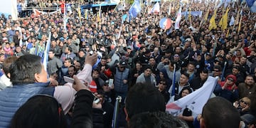 Gremio petrolero de Chubut se moviliza por no poder adelantar el aumento de salarios establecido.