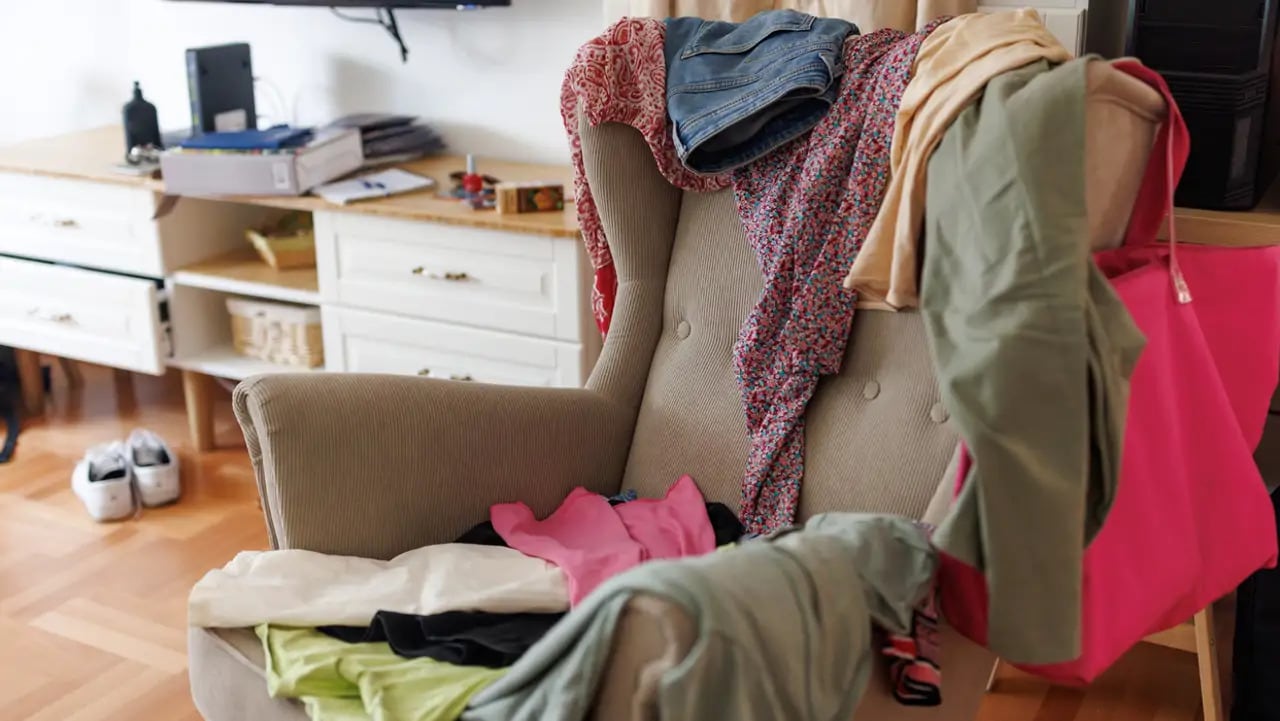 El mueble que desplaza la silla de la habitación