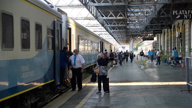 Pasajeros que llegan a la Estación Mitre luego de viajar 21 horas en tren desde Buenos Aires a Córdoba.