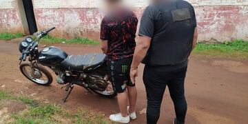 Joven detenido por ingreso a propiedad y menor demorado por robo de moto en Eldorado.