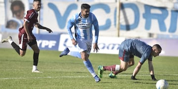 A lo goleador. Diego Jara desparramó al arquero y metió el doblete (Foto: Ramito Pereyra).