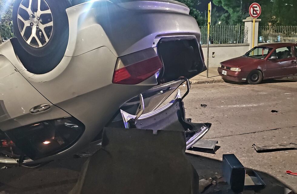 Le chocaron el auto estacionado en Córdoba y terminaron dados vuelta: “Estaban drogadazos”