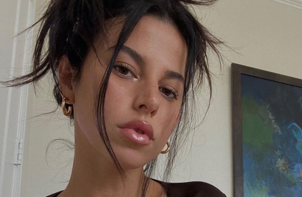 Victoria Villarroel eligió un vestido nude tejido y lo lució sin ropa interior