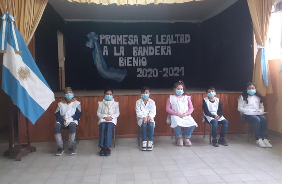 Emocionante: alumnos hicieron su “Promesa a la Bandera Nacional”