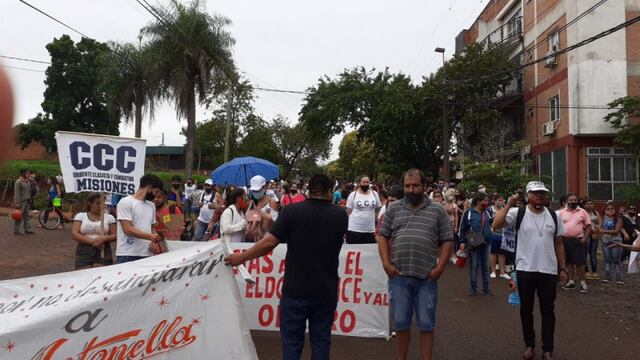 Vecinos cortan la calle de acceso al Juzgado en apoyo a la familia adoptiva de Antonella