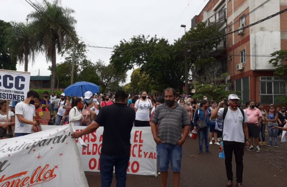Eldorado: vecinos cortan la calle de acceso al Juzgado en apoyo a la familia adoptiva de Antonella