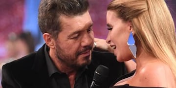 Marcelo Tinelli y Flor Peña fueron vistos muy acaramelados durante una fiesta.