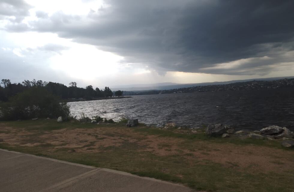 Brusco cambio de tiempo en Córdoba: llegó la tormenta con fuertes ráfagas de viento