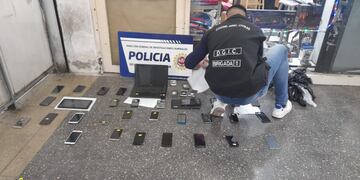 Parte de los equipos incautados en los allanamientos (Policía de Córdoba).