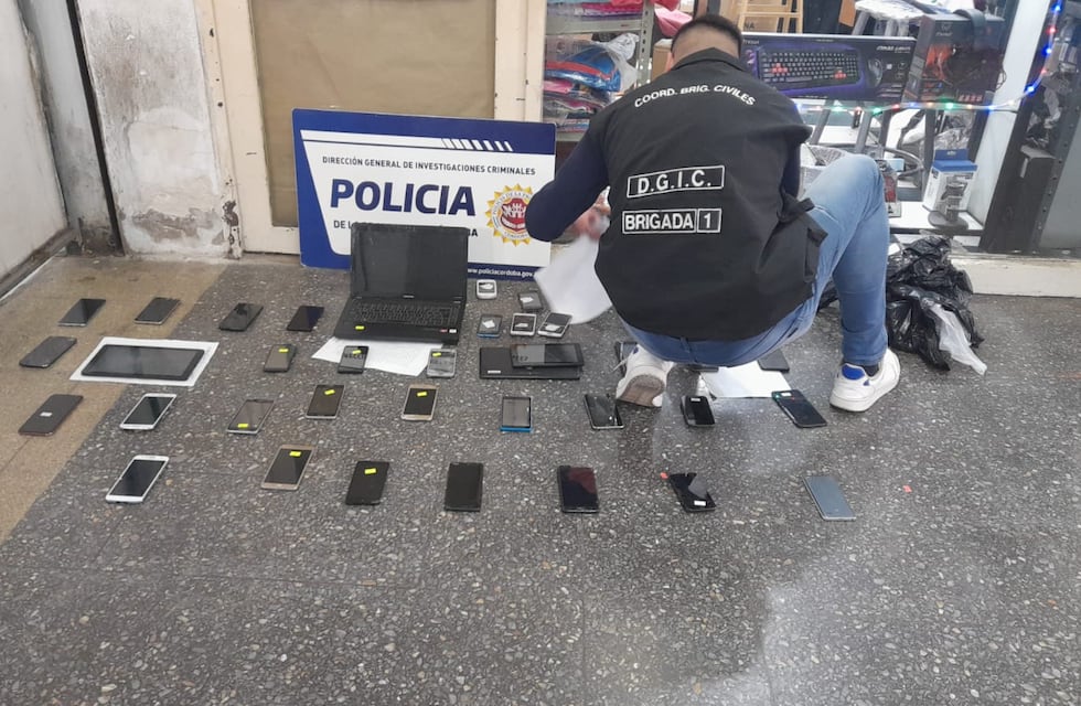 Otra vez, allanaron la Galería Norte de Córdoba y encontraron medio centenar de celulares robados