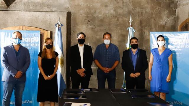 Nicolás Trotta en Maipú con dirigentes peronistas.