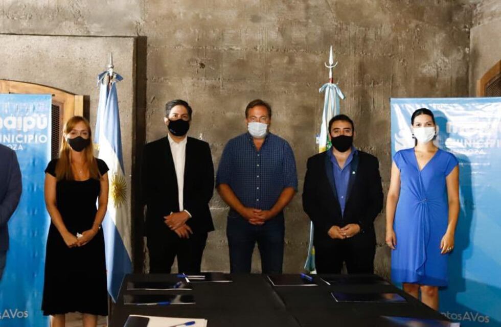 El ministro de Educación arrancó su visita en Maipú con intendentes peronistas