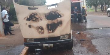 Bomberos sofocaron el incendio de un vehículo en Eldorado.