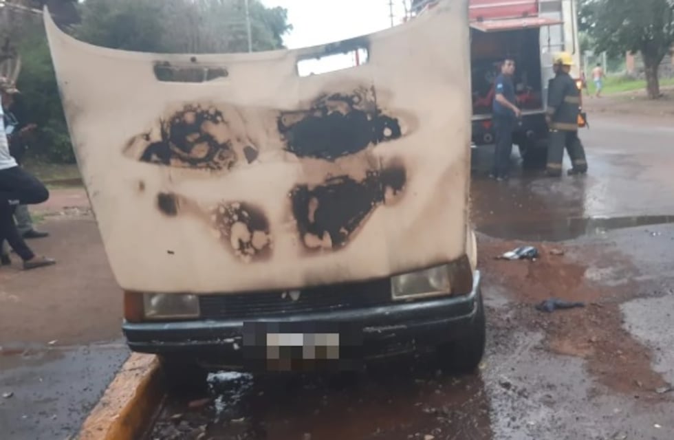 Bomberos sofocaron el incendio de un vehículo en Eldorado