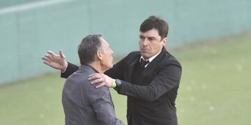 Alexander Medina y el saludo con Miguel Russo. La T mereció más ante un deslucido Boca (Ramiro Pereyra / La Voz).