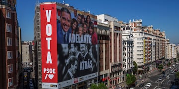 Un gigantesco cartel electoral muestra al presidente del gobierno español y candidato del Partido Socialista, Pedro Sánchez, arriba, y al líder del conservador Partido Popular, Albert Núñez Feijóo, y del grupo de ultraderecha Vox, Santiago Abascal.  (AP Foto / Manu Fernández)