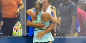 El momento del "piquito" de su papá con la tenista de 16 años.