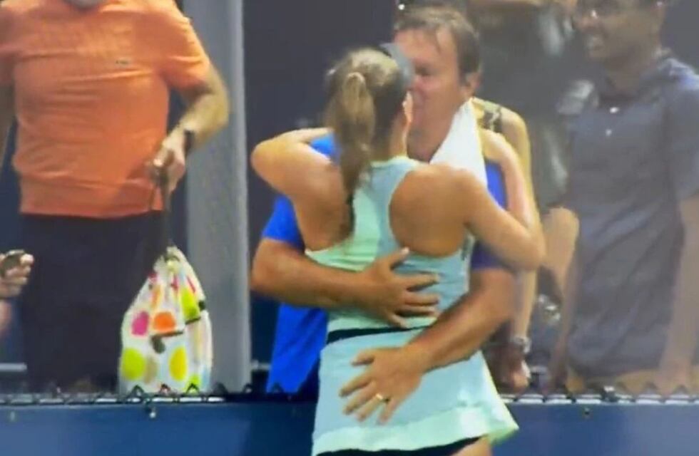 Una tenista de 16 años protagonizó un polémico festejo al ser manoseada por su papá y su entrenador en el US Open