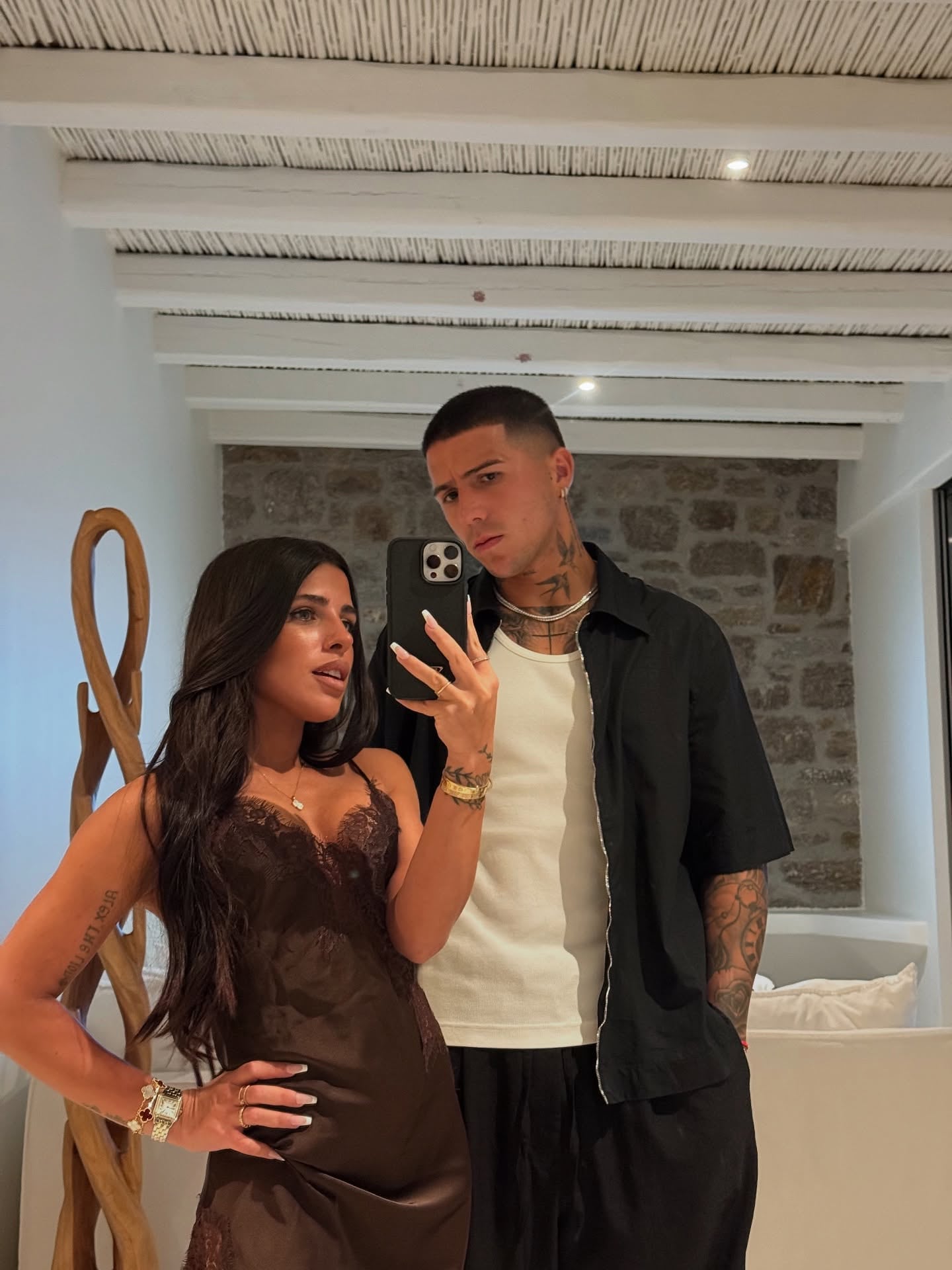 Desde Grecia, Valen Cervantes derrochó sensualidad con un top mega escotado y un pantalón tejido con transparencias