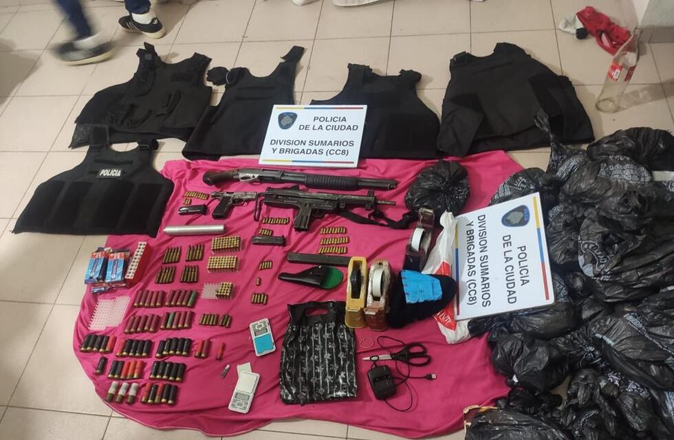 Operativo en Villa Lugano: descubrieron un arsenal de armas y secuestraron grandes dosis de cocaína y marihuana
