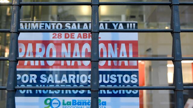 28 de abril 2022 Mendoza  Sociedad
Paro Bancario
Jornada de paro del gremio de la bancaria en Argentina. Los bancos no abrieran sus puertas en esta jornada.
Foto: Orlando Pelichotti / Los Andes