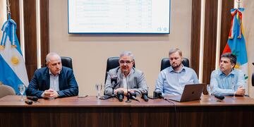 El gobernador Raúl Jalil y expertos internacionales presentaron el Plan Maestro del Agua.