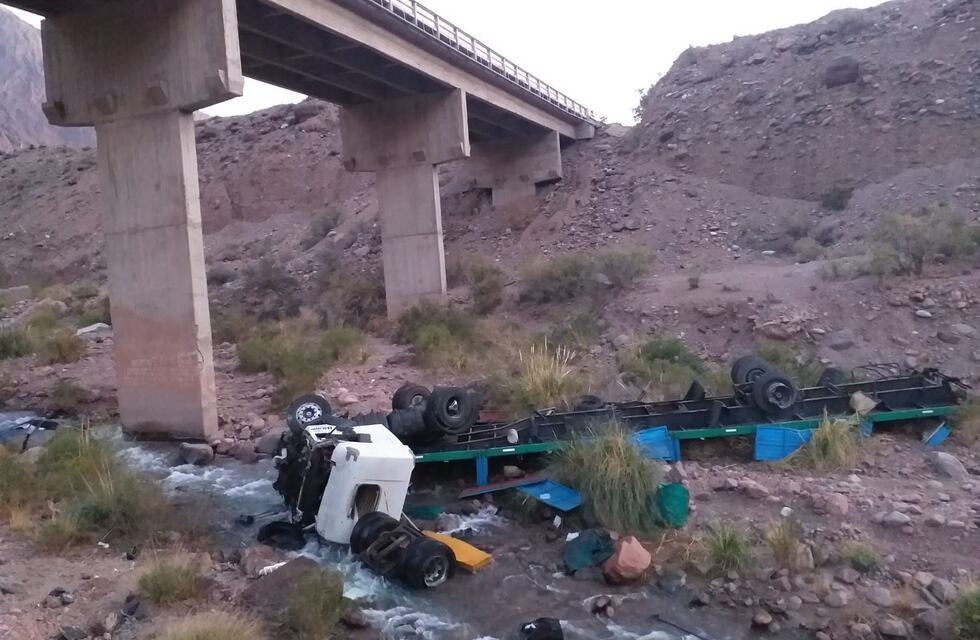 Un camionero mendocino murió tras volcar y caer al río en Alta Montaña