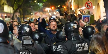 Militantes y policías de Infantería se enfrentaron este sábado en la puerta de la casa de Cristina Fernández de Kirchner.