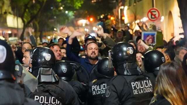 Militantes y policías de Infantería se enfrentaron este sábado en la puerta de la casa de Cristina Fernández de Kirchner.