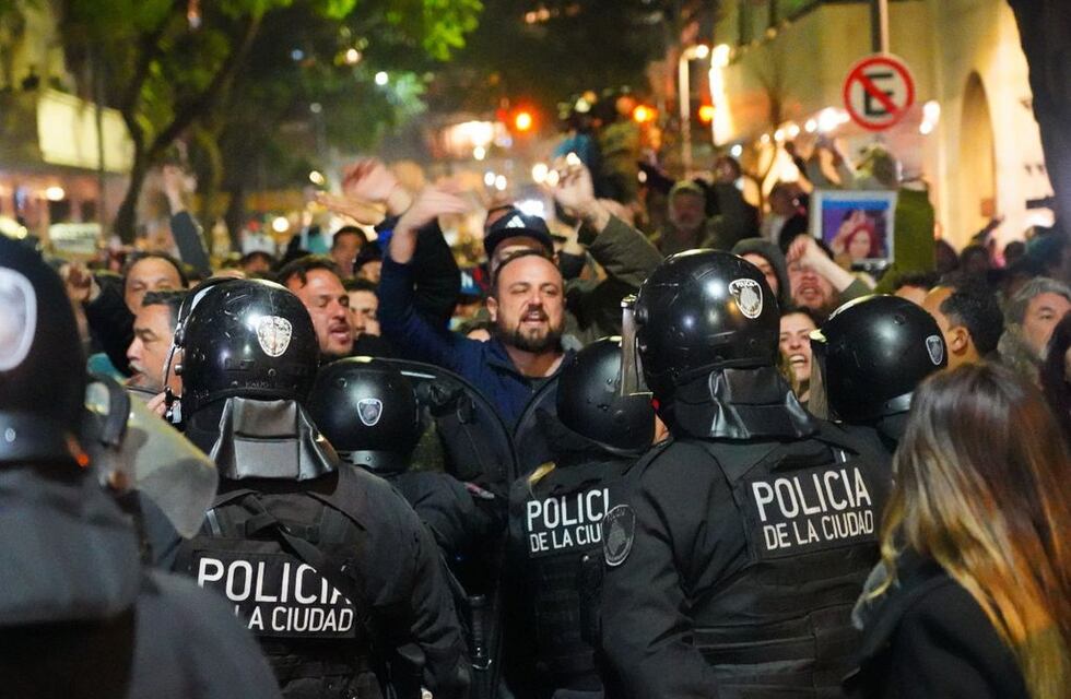Tras el discurso de Cristina Kirchner, los manifestantes kirchneristas abandonan Recoleta y empieza el operativo de limpieza