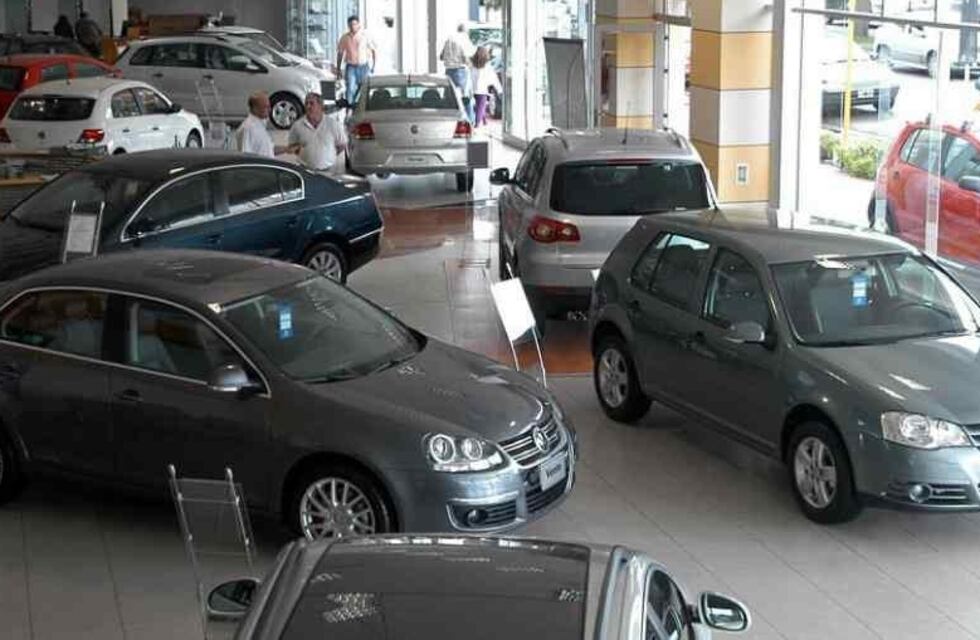 Furia en Caballito: un hombre destrozó un auto en una concesionaria