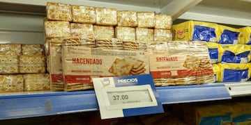 Los artículos se ofrecen en góndola con cartelería específica\u002E (@jmaviano)