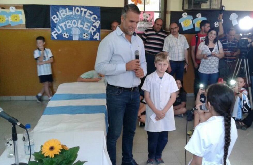 La escuela donde Gabriel Batistuta cursó la primaria sumó una biblioteca futbolera con su nombre