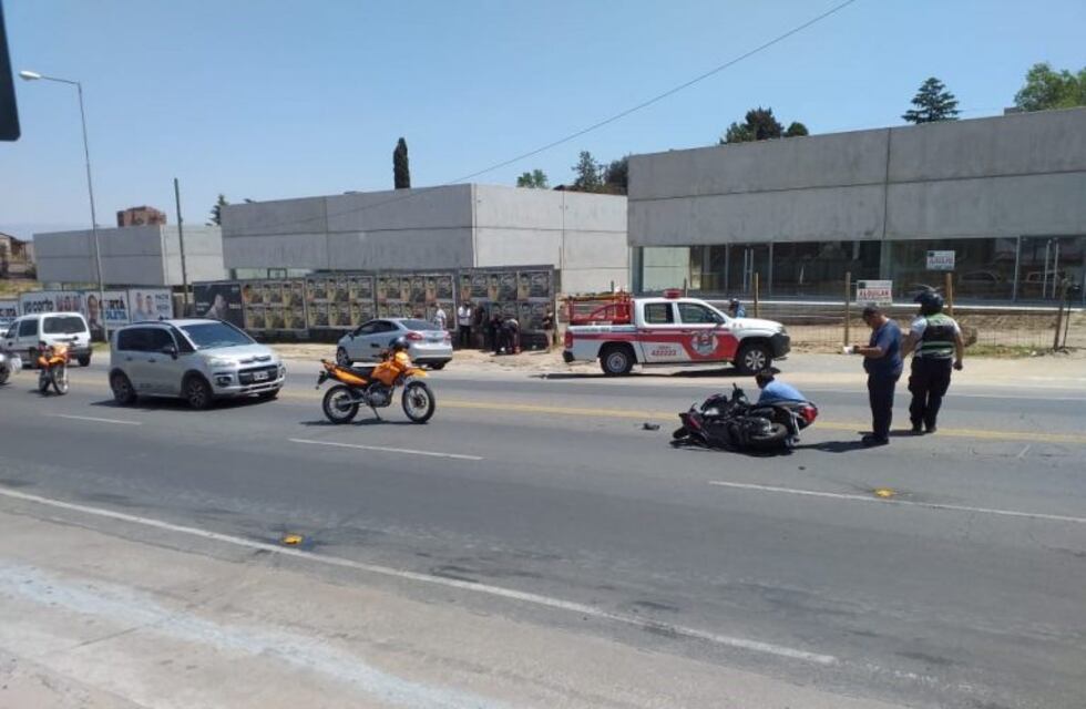 Carlos Paz: un motociclista evitó el impacto contra un auto y cayó en plena ruta