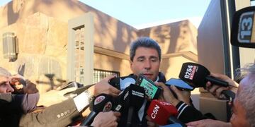 Sergio Uñac habló con la prensa en su casa antes de ir a votar