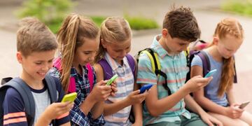 Los padres eligen regalarle el primer celular a un niño entre sus 8 a 12 años de edad\u002E