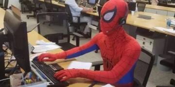 Renunció a su trabajo y el último día se dio un lujo: fue vestido como Spider-Man\u002E
