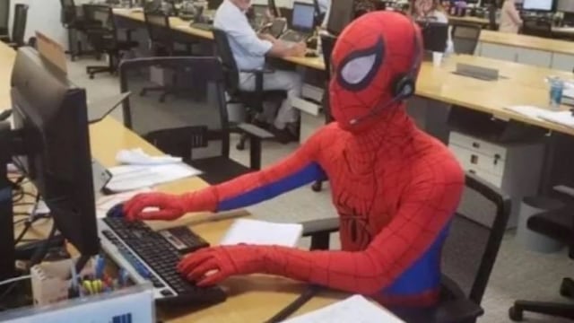 Renunció a su trabajo y el último día se dio un lujo: fue vestido como Spider-Man\u002E