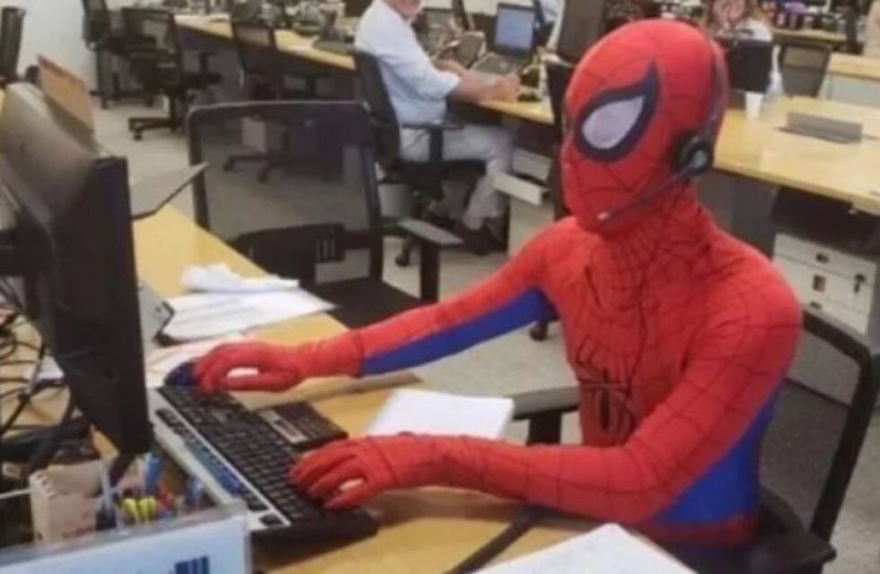 Renunció a su trabajo y el último día se dio un lujo: fue vestido como Spider-Man