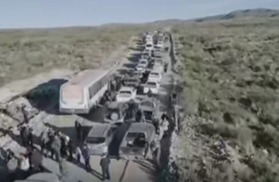 Masiva caravana que reclama el asfalto de la ruta nacional 188