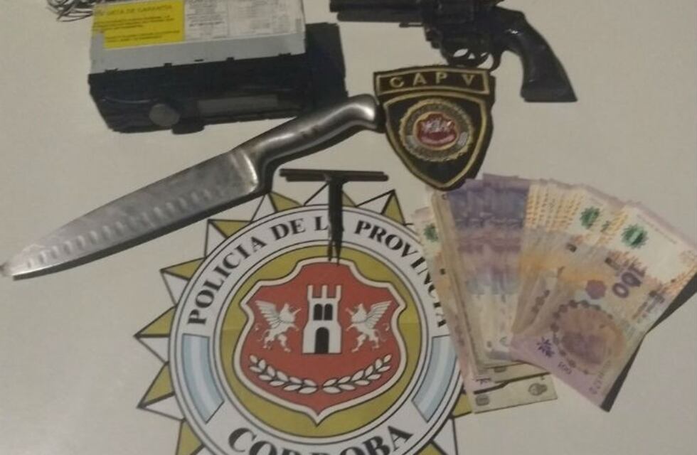 Evadieron un control, chocaron y un hombre está prófugo